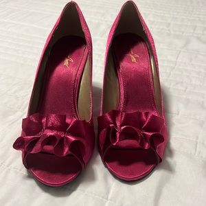 8.5 M women Jacqueline Ferrar Fushia Pink heels- CLEAROUT
